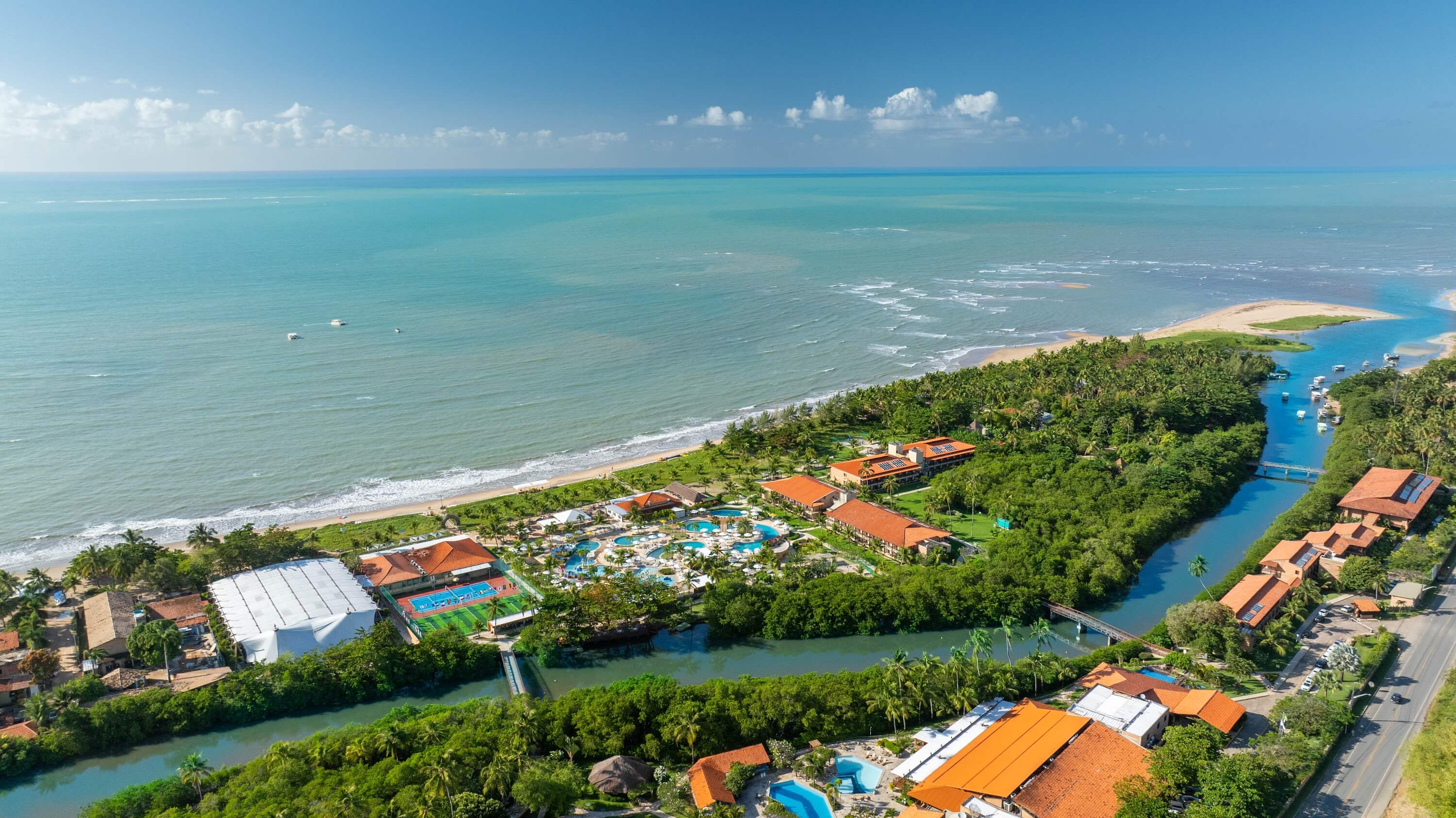 Vista aérea do resort All Inclusive Salinas Maragogi, com acomodações, pisicinas, pontos de consumo e áreas de lazer.